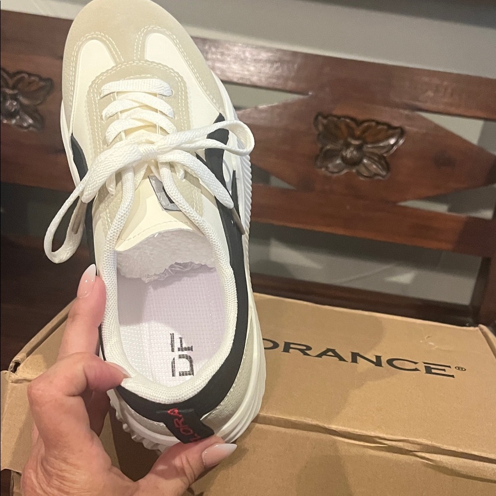 NWT De Florence Cloudea Sneakers. Size 42. - Picture 7 of 11
